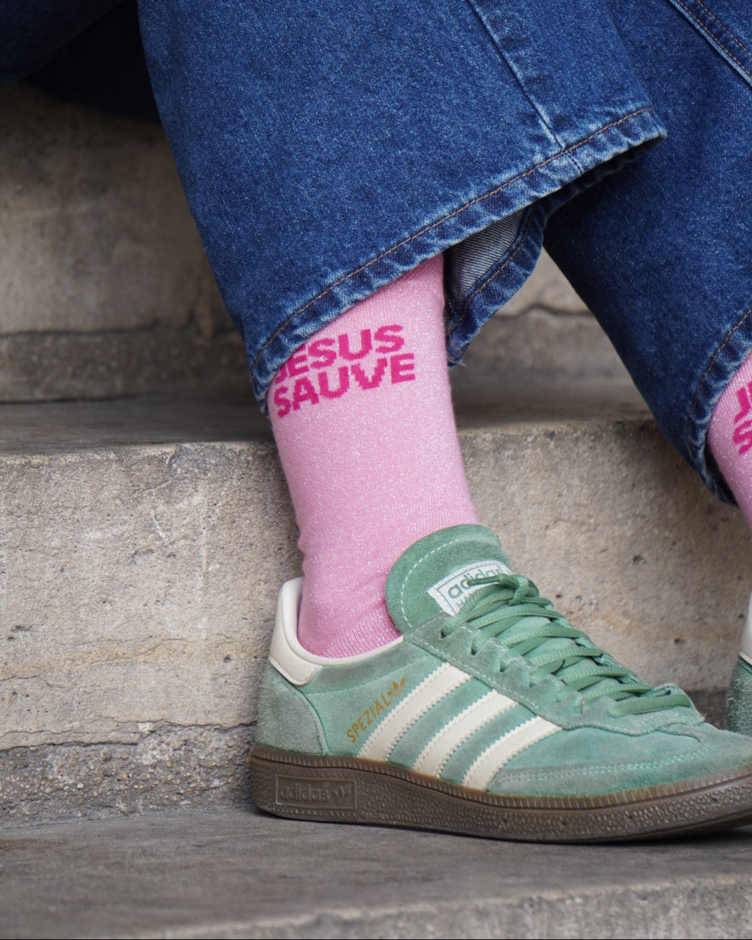 LES CHAUSSETTES À PAILLETTES JÉSUS SAUVE